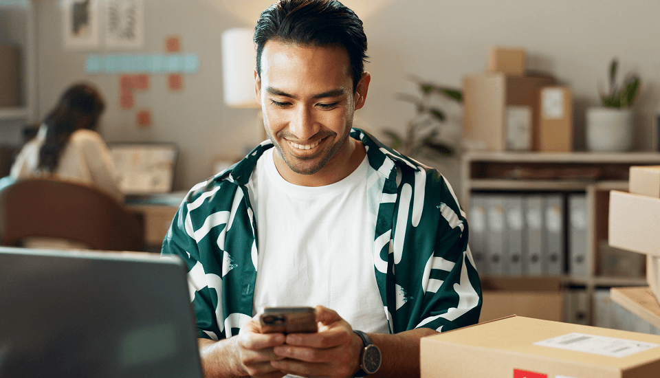 Man reading an article about the benefit of the buy now,, pay later for e-commerce